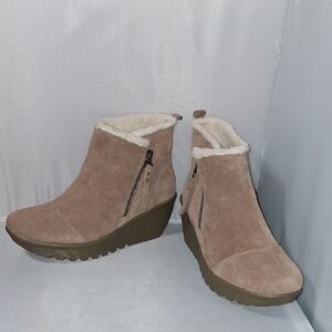 Skechers suede zip booties  size 7